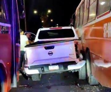 Dos camiones y un Pick up sufren aparatoso choque en Periférico Norte