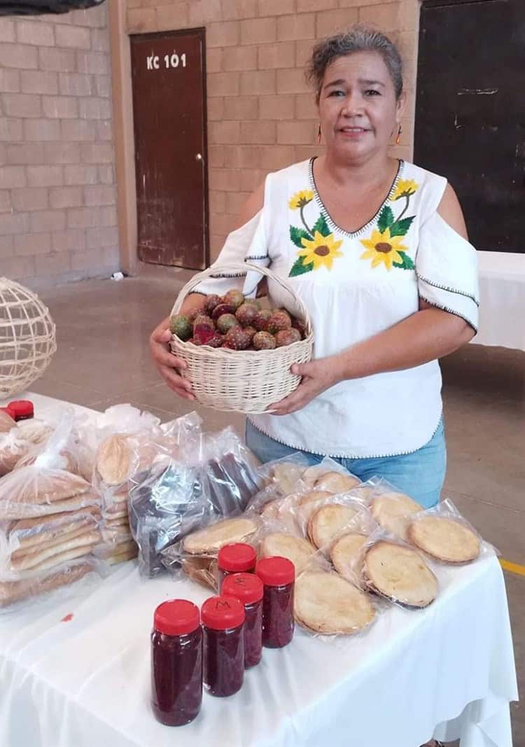 María Eudelia triunfa con la venta de productos a base de pitahaya