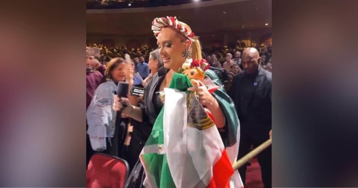 Adele recibe muñeca Lele en concierto y demuestra su amor por México