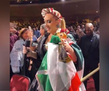 Adele recibe muñeca Lele en concierto y demuestra su amor por México