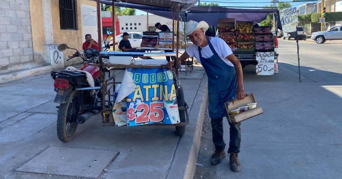 Gerardo mantiene la energía y sale a vender gelatinas a sus 79 años