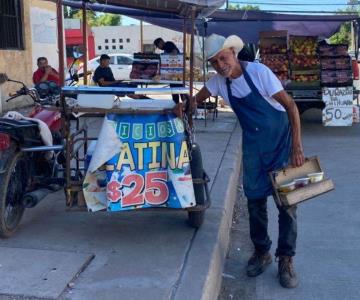 Gerardo mantiene la energía y sale a vender gelatinas a sus 79 años