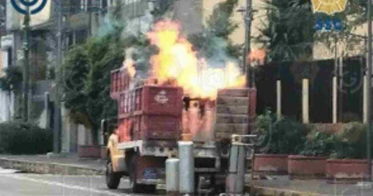 Arde en llamas camión con cilindros de gas en la CDMX; hay 2 detenidos