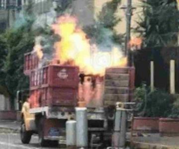 Arde en llamas camión con cilindros de gas en la CDMX; hay 2 detenidos