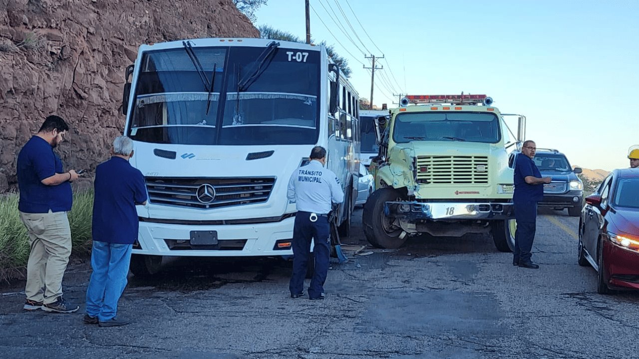 Choque entre transporte de personal y máquina extinguidora deja 20 heridos