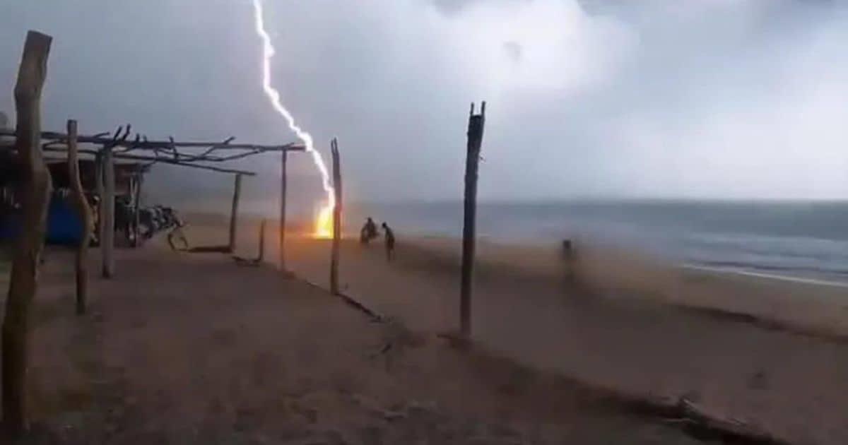 Personas son alcanzadas por un rayo en playa de Michoacán