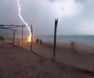 Personas son alcanzadas por un rayo en playa de Michoacán