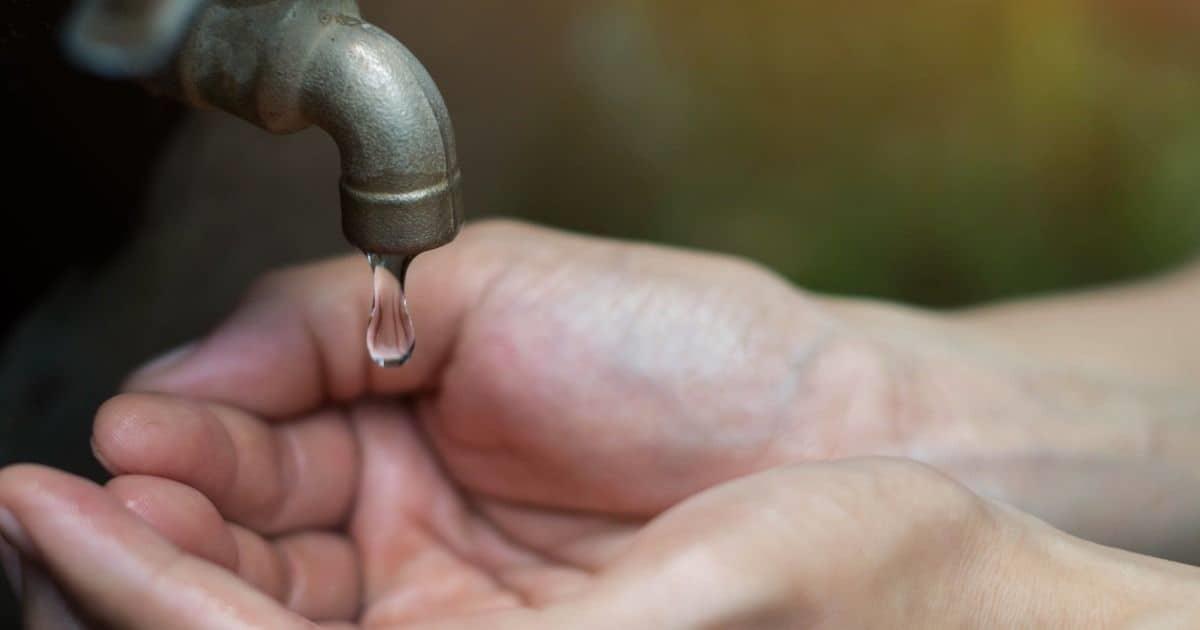 Trabajos de constructora deja sin servicio de agua potable a usuarios