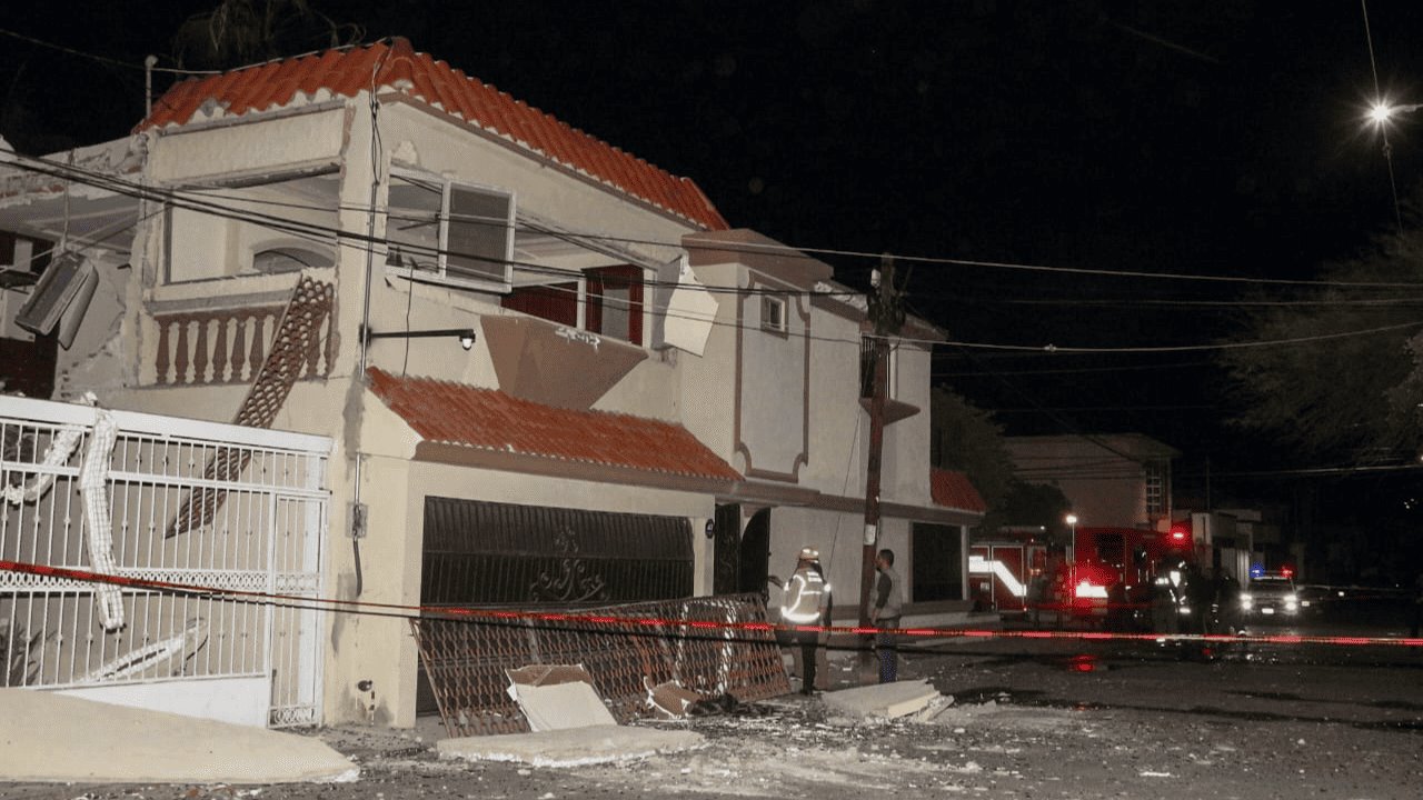 Explosión por fuga de gas destruye casa en la colonia Centenario