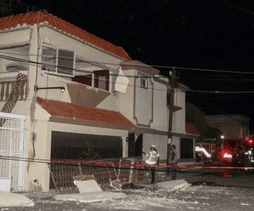 Explosión por fuga de gas destruye casa en la colonia Centenario