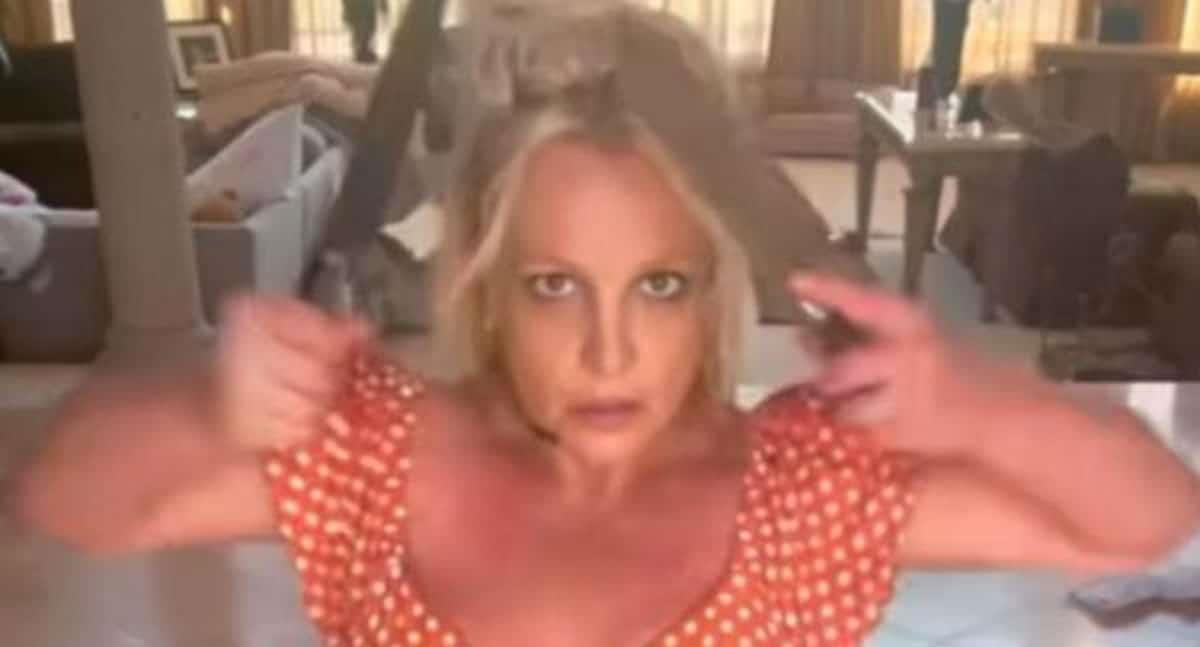 Britney Spears recibe visita policiaca tras baile con cuchillos