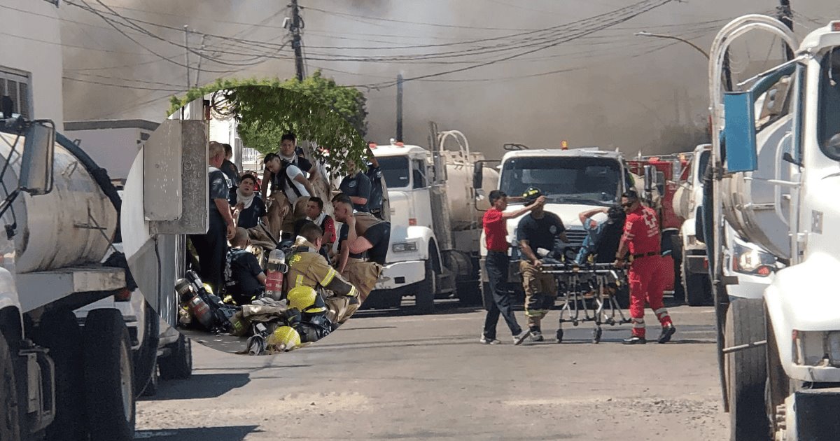 Cajeme: Siete bomberos heridos dejó el incendio de bodega de plásticos