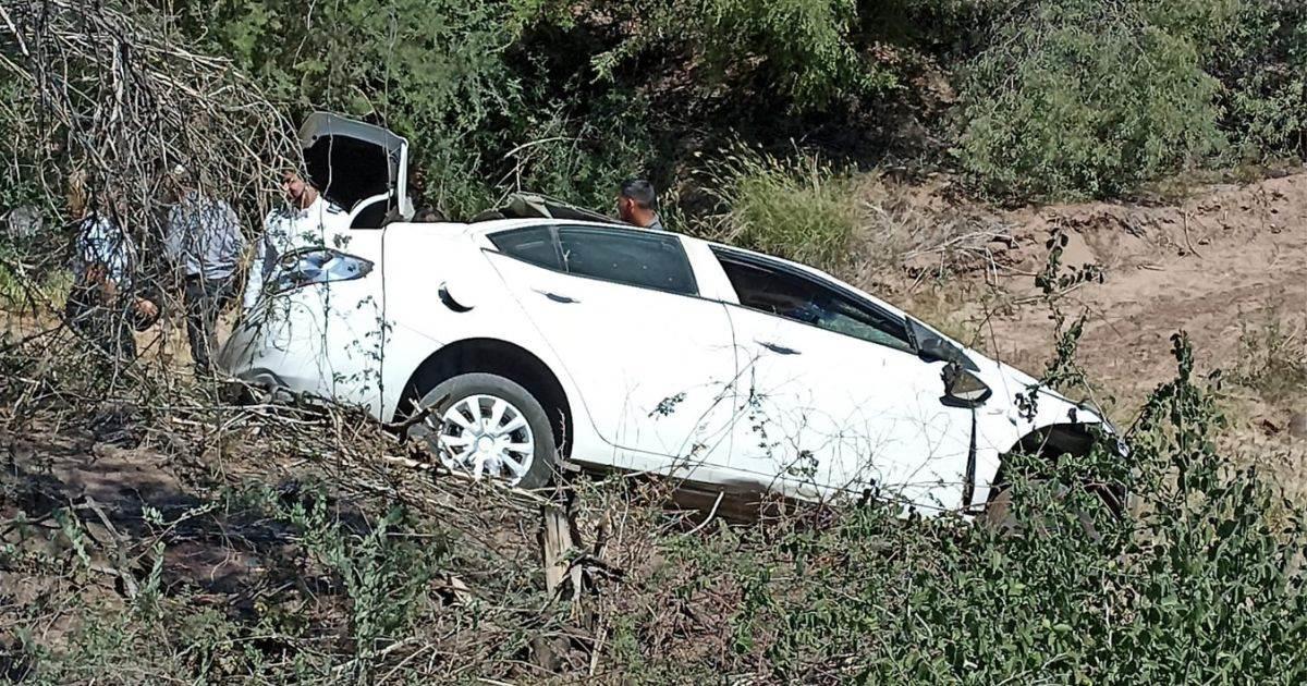 Vuelca automóvil dentro de un canal en carretera Hermosillo-Ures