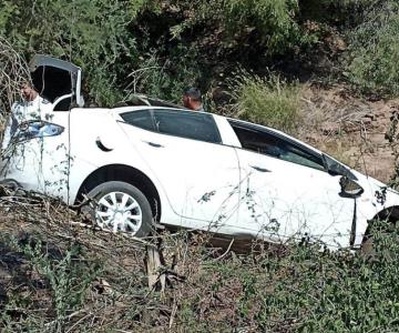 Vuelca automóvil dentro de un canal en carretera Hermosillo-Ures