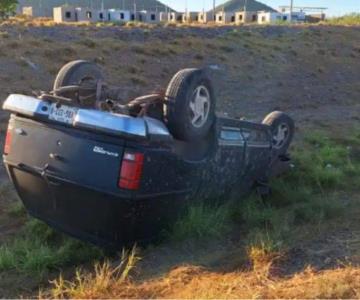 Vuelca automóvil en carretera de Guaymas; hay un lesionado