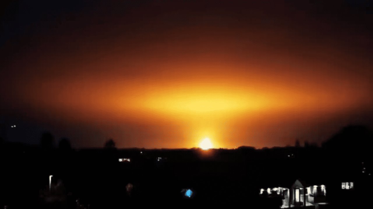 Video | Explosión masiva iluminó de amarillo el cielo en Inglaterra
