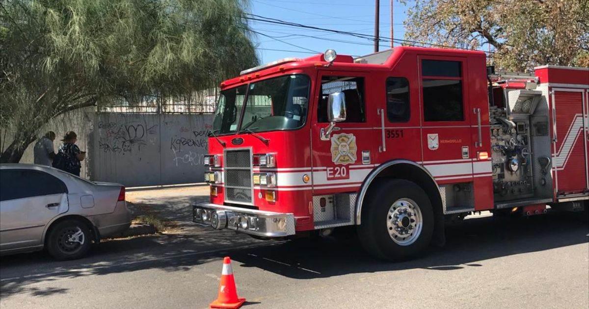 Bomberos combaten incendio en Deportivo junto a una secundaria