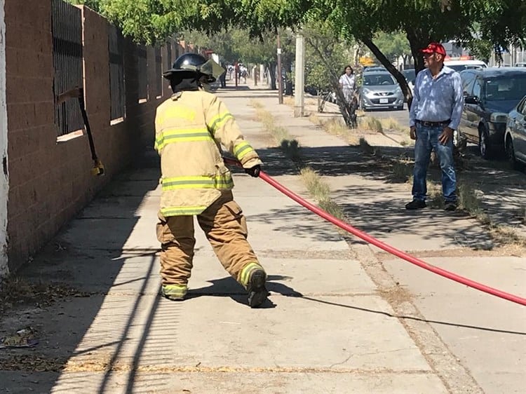 Bomberos combaten incendio en Deportivo junto a una secundaria