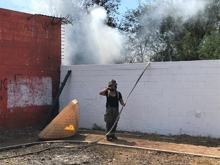 Bomberos combaten incendio en Deportivo junto a una secundaria