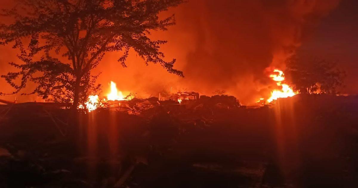 Incendio en recicladora de plásticos en Cajeme; Bomberos combaten el fuego