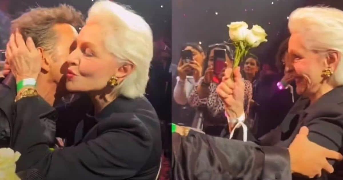 Con beso y hasta flores, Luis Miguel saluda Carolina Herrera en su show