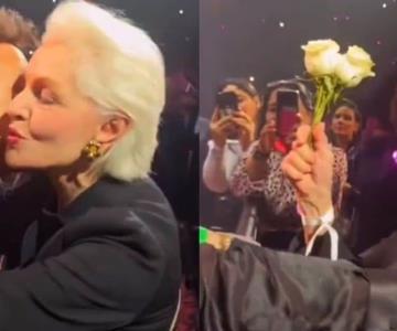 Con beso y hasta flores, Luis Miguel saluda Carolina Herrera en su show