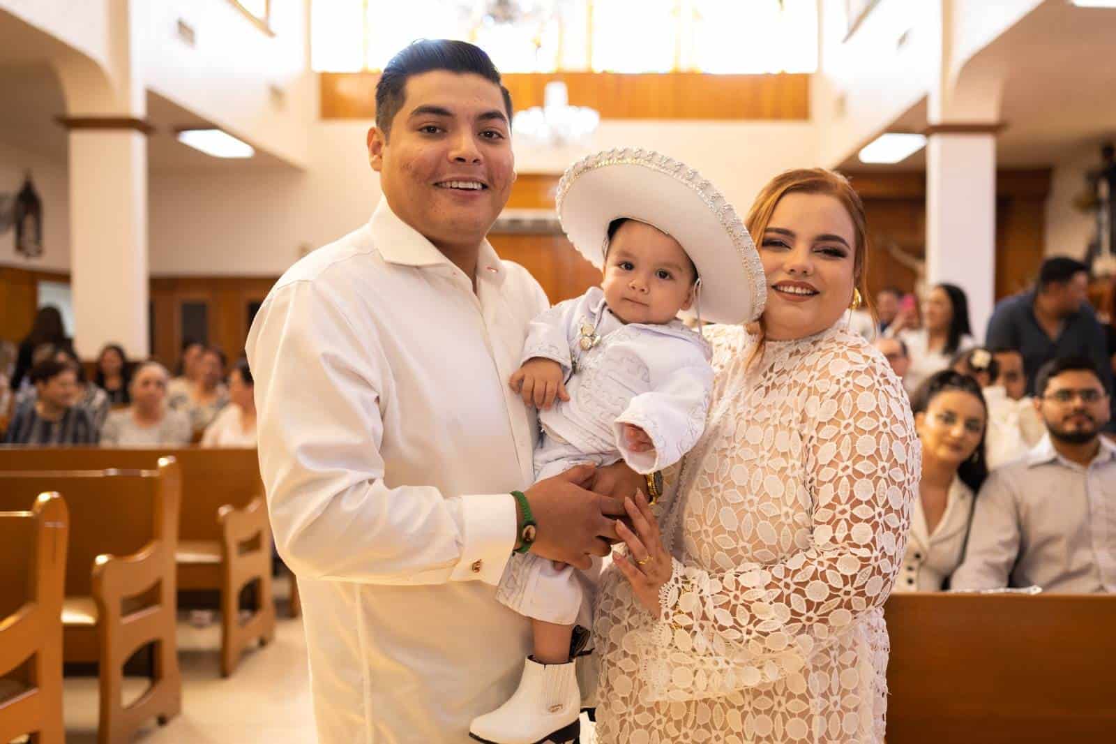 Jesús Daniel recibe el sacramento del bautismo