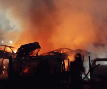 Incendio durante la madrugada del miercoles acaba con decenas de autos
