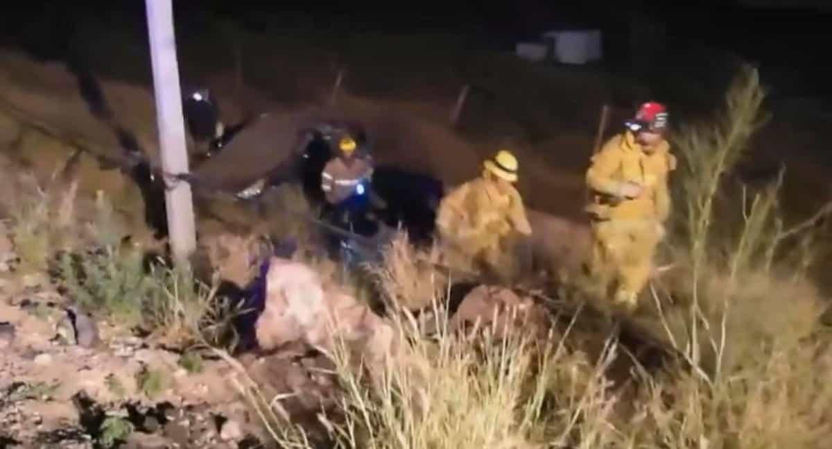 Choca, abandona el carro y deja sin luz a varios de Guaymas