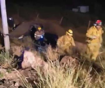 Choca, abandona el carro y deja sin luz a varios de Guaymas