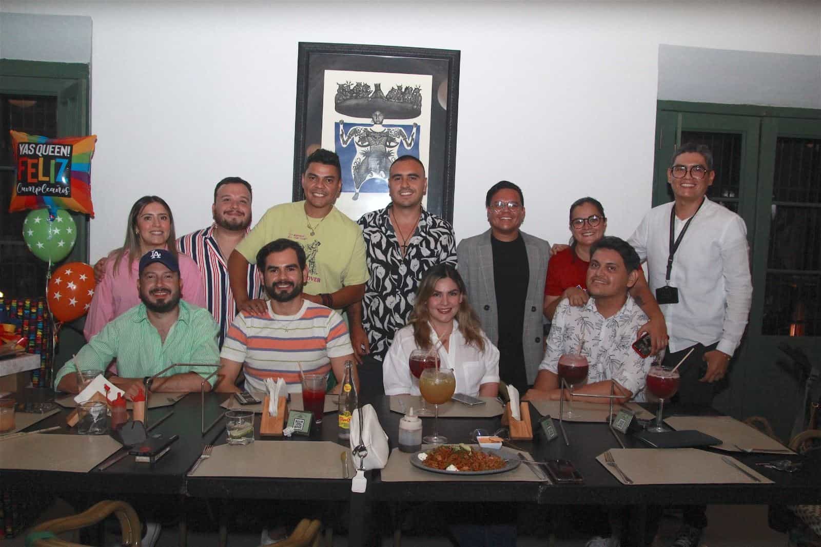 Celebran con amigos en Casona Obregón