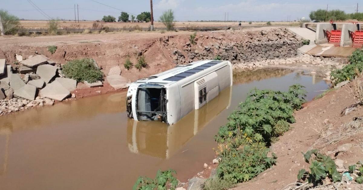 Vuelca camión en carretera a Etchojoa y cae a canal de riego
