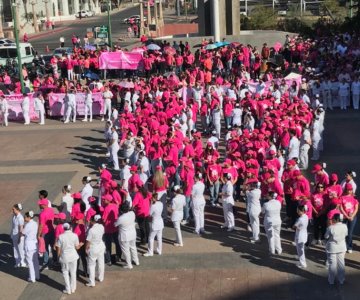 Marchan para sensibilizar sobre el cáncer de mama