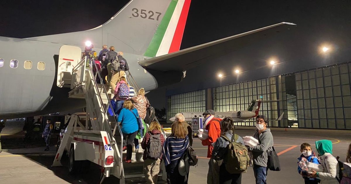 Aviones de la FAM regresan con mexicanos rescatados de Israel