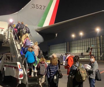 Aviones de la FAM regresan con mexicanos rescatados de Israel