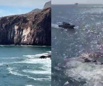Rescatan a mujer tras caer de un acantilado al mar en Guaymas