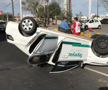Aparatoso accidente deja un auto volcado al poniente de Hermosillo