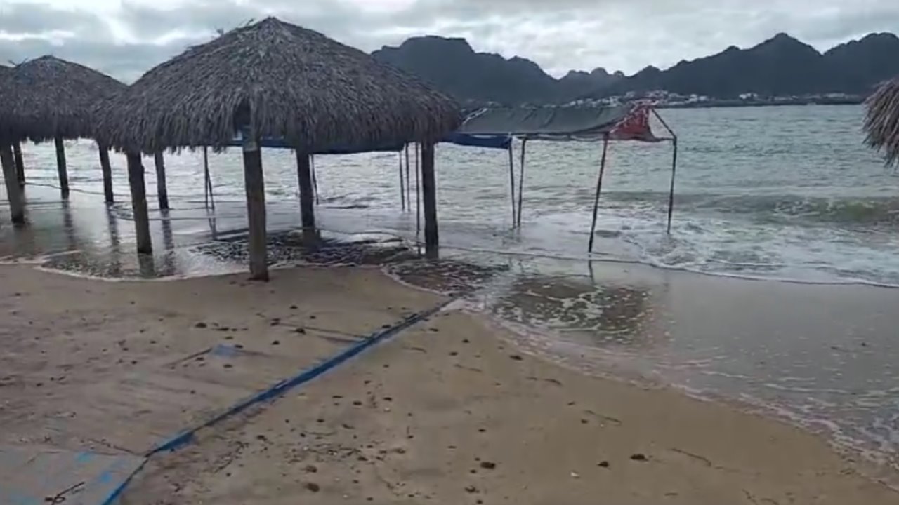 Aumenta el nivel de la marea en playa Miramar de Guaymas