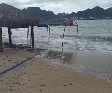 Aumenta el nivel de la marea en playa Miramar de Guaymas
