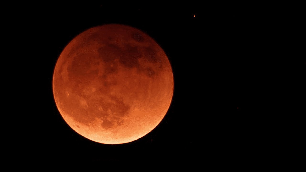 ¿Cuándo y a qué hora ver el eclipse lunar parcial este sábado?