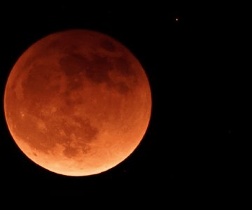 ¿Cuándo y a qué hora ver el eclipse lunar parcial este sábado?