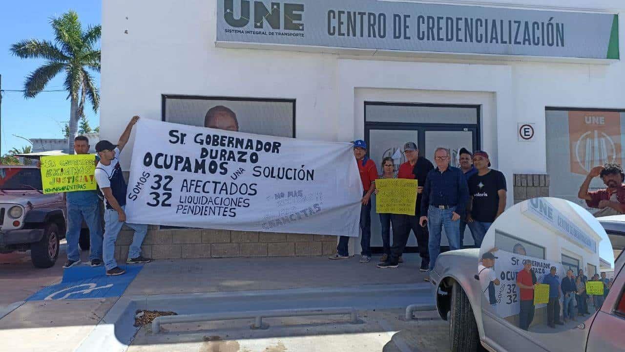 Se manifiestan extrabajadores del transporte en Navojoa