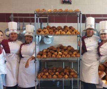 Elaboran pan de muertos para el Festival de Calaca en su XXI edición