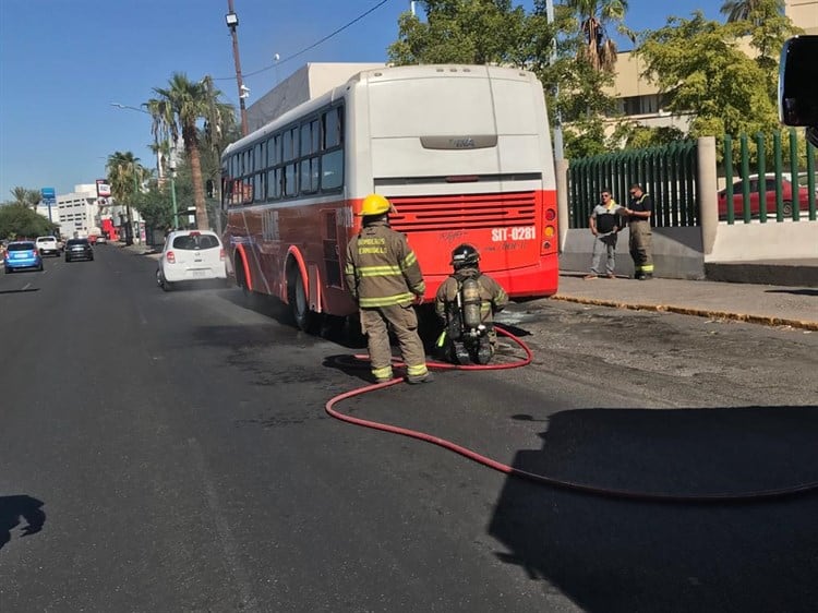 El camión se estaba incendiando; pasajeros de la Línea 18 sufren susto