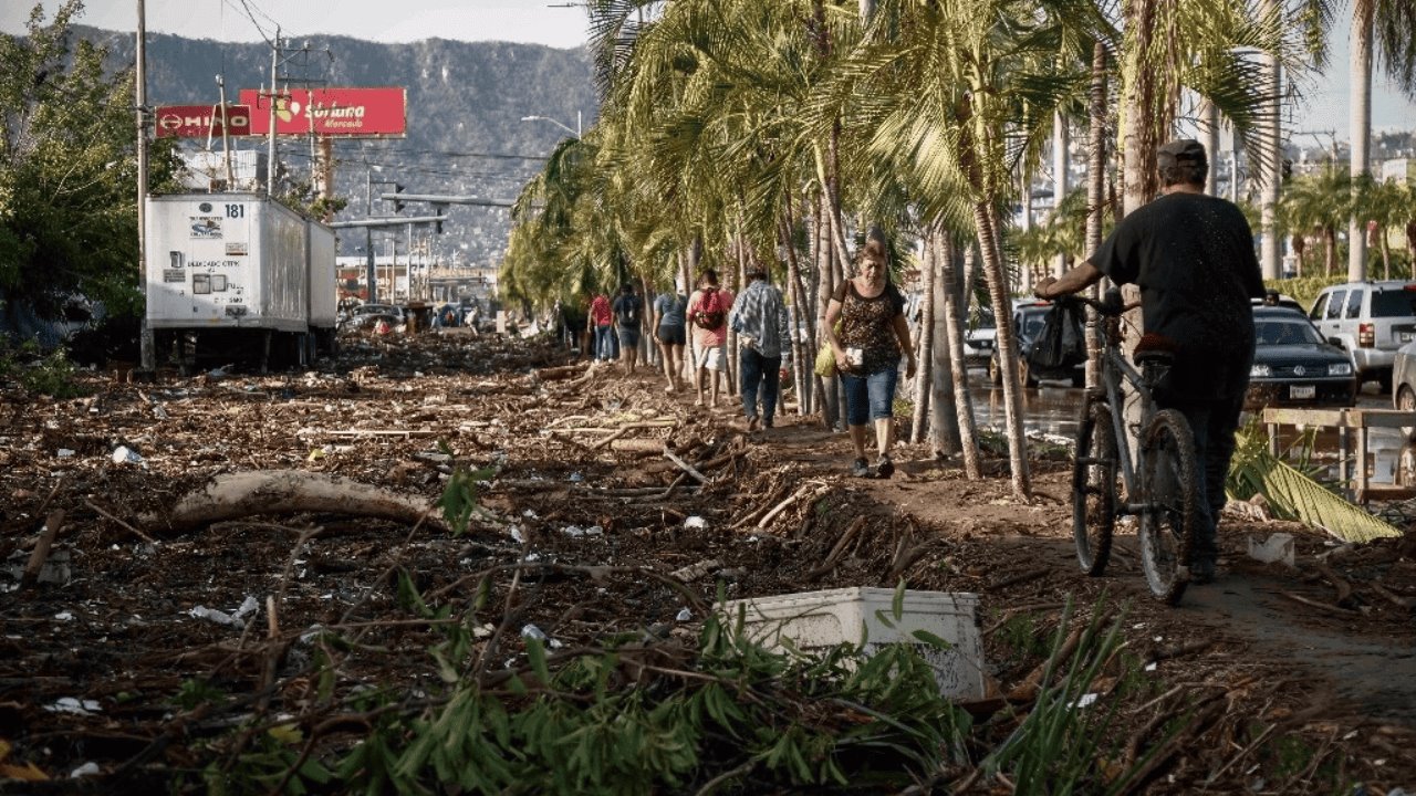 Inicia evacuación de turistas varados en Acapulco por huracán Otis