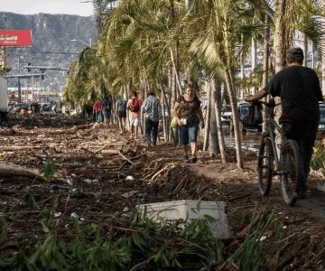 Inicia evacuación de turistas varados en Acapulco por huracán Otis