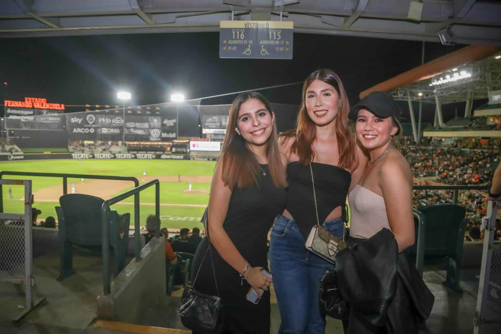 Viven la emoción del beisbol en el estadio Fernando Valenzuela