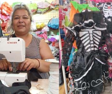 Rocío lleva más de 15 años haciendo trajes de catrín y catrina