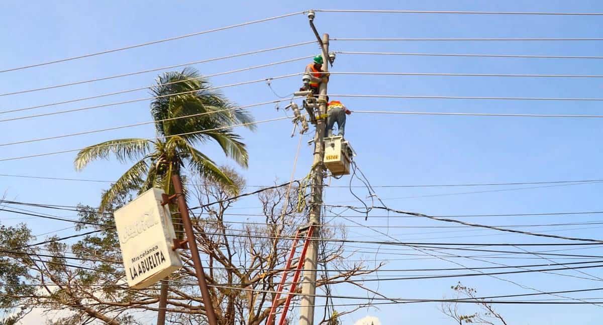 Personal de CFE trabaja las 24 horas para restablecer la energía en Acapulco