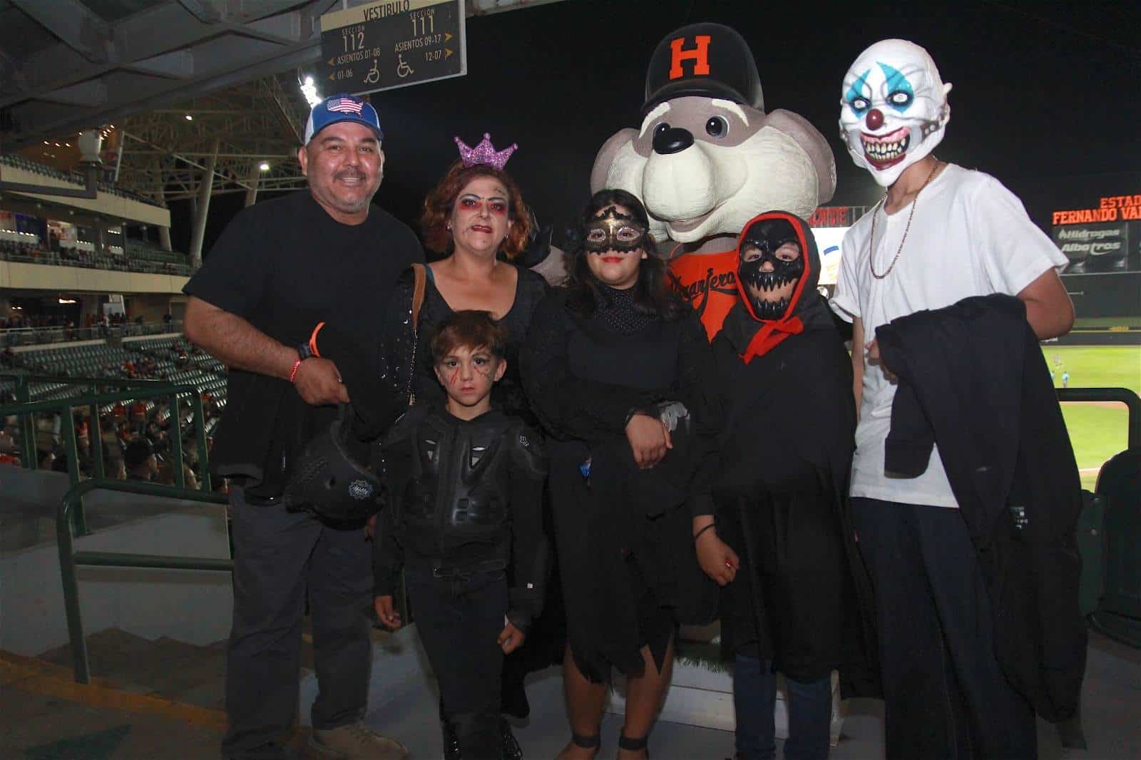 Noche de Halloween en el Estadio Fernando Valenzuela